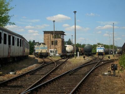2 Diesellokomotiven und Güterwaggons auf Schienen mit Weichen