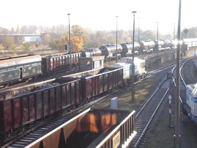 2 Diesellokomotiven und Güterwaggons auf Schienen